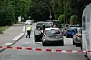 Ein silberner Ford Fiesta steht auf einer abgesperrten Straße.