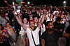 Jubelnde Fans auf dem Heiligengeistfeld nach dem Abpfiff.
