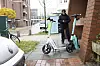 Nicole Bier (46) notiert sich den falsch geparkten E-Scooter.