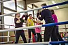 Boxerin Dilar Kisikyol im Ring mit Parkinson-Patientinnen