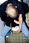Ein Teenager setzt sich einen Schuss