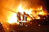 Feuerwehrleute löschen Flammen