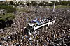 Rund fünf Millionen Fans jubelten in Buenos Aires den argentinischen WM-Helden auf dem Bus zu.