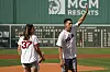 Chris Snow (r.) war im August 2021 den zeremoniellen ersten Pitch beim Baseball-Spiel der Boston Red Sox gegen die Tampa Bay Rays.