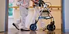 Eine Frau mit Rollator in einem Pflegeheim