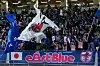 Japanische Fußballfans feuern ihr Frauenteam an.
