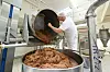 Lebkuchenmasse wird aus einem Behälter in der Produktion des Lebkuchenherstellers Schmidt in den Behälter eines Streichautomats umgefüllt.