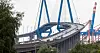 Autos fahren über die Köhlbrandbrücke in Hamburg