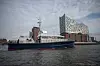 Polizeischiff vor Elbphilharmonie