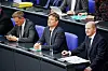 Bundeskanzler Olaf Scholz (SPD, r.), Finanzminister Christian Lindner (FDP, l.) und Wirtschaftsminister Robert Habeck (Grüne, M.) – Archivbild.