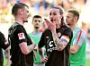 Eric Smith und Jackson Irvine unterhalten sich nach einem Spiel des FC St. Pauli.