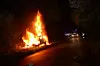 Das Auto steht komplett in Flammen.