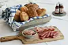 Brötchen und Wurstwaren kommen aus dem Bispinger Ortsteil Behringen.