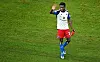 Bakery Jatta winkt den HSV-Fans zu.