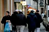 assanten mit muslimischer Kopfbedeckung gehen am 14.01.2016 im Maghreb-Viertel in Düsseldorf (Nordrhein-Westfalen) eine Straße entlang.