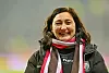 Kathrin Deumelandt lächelt mit Fan-Schal