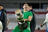 Emiliano Martínez jubelt mit einem Pokal vor seinen Genitalien