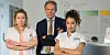 Das „Schwester Schwester“-Team: Micki (Caroline Maria Frier), Chefarzt Dr. Tümmler (Christian Tramitz), Charly (Anna Julia Antonucci)
