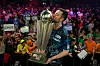 Luke Humphries küsst die Sid-Waddell-Trophy