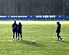 Glatzel wird von dem Reha-Trainer am Rücken berührt.