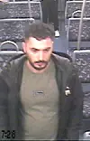 Mit diesem Bild aus einer Überwachungskamera sucht die Polizei nach dem Tatverdächtigen.