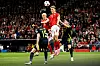 Der Däne Albert Grønbæk setzt sich im Kopfballduell durch.