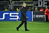 Hans Joachim Watzke geht über den Rasen