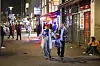 Zwei Abhängige kommen im Dunkeln auf die Kamera zu