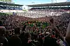 St. Pauli-Fans feiern auf dem Rasen des Millerntor-Stadions