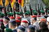 Soldaten laufen mit geschulterter Waffe während einer Veranstaltung.