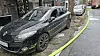 Ein beschädigtes Autos steht nach der Explosion auf der Straße.