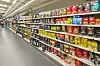 Regal mit Kaffee im Supermarkt