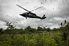 Ein Polizeihubschrauber landet auf einer Kokaplantage während einer Vernichtungsaktion in Tumaco, im Südwesten Kolumbiens.