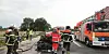 Feuerwehrmänner an dem ausgebrannten Auto.