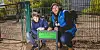 Linus (11) und sein Vater Marcus Neef vor dem Hundeplatz am Kemal-Altun-Platz.