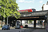 Eine S-Bahn fährt über die Sternbrücke.
