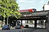 Eine S-Bahn fährt über die Sternbrücke.