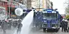 Die Polizei setzte Wasserwerfer am Schulterblatt ein.