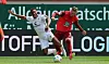 Oladapo Afolayan (l.) und Kaiserslauterns Marlon ​​​​​​​Ritter im Zweikampf