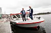 Zum Start der „Weißen Flotte“ posieren Tobias Haack (l), Geschäftsführer der ATG Alster-Touristik GmbH, und Anjes Tjarks (Bündnis 90/Die Grünen), Senator für Verkehr und Mobilitätswende, auf dem batteriebetriebenen Dampfer „Alsterwasser“.