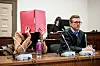 Die 39-jährige Frau sitzt im Landgericht im Saal neben ihrem Anwalt Kilian Tietje.