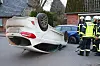 Auto auf dem Dach: Nach einem Zusammenstoß mit einem geparkten Wagen ist eine 20-Jährige in Brande-Hörnerkirchen verunglückt.