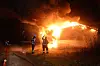 Feuerwehrkräfte bekämpfen die Flammen in Barsbüttel.