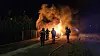 Die Feuerwehr löschte die brennenden Pkw. (Symbolfoto)