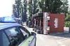 Dieser Sattelzug ist am Mittwochnachmittag im Hamburger Hafen umgekippt - und muss nun aufwendig geborgen werden.