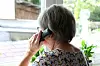 Frau am Telefon