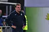 Dieter Hecking stemmt unzufrieden die Hände in die Hüften