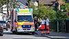 Sanitäter knien vor der Frau auf dem Gehweg