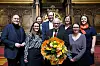 Gruppenbild mit Ex-Kolleg*innen (v.l.n.r.): Ties Rabe (SPD), umringt von Carsten Brosda (Kultur, SPD), Karen Pein (Stadtentwicklung, SPD), Melanie Leonhard (SPD, Wirtschaft), Anjes Tjarks (Grüne, Verkehr), Katharina Fegebank (Grüne, Zweite Bürgermeisterin und Senatorin für Wissenschaft) und Anna Gallina (Grüne, Justiz). Neben dem scheidenden Schulsenator seine Nachfolgerin Ksenija Bekeris (SPD).