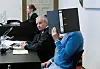Der 48-jährige Angeklagte (r.), sein Rechtsanwalt Rolf Huschbeck (2.v.r) und eine weitere Prozessbeteiligte sitzen zu Beginn des Prozesses im Gerichtssaal.
